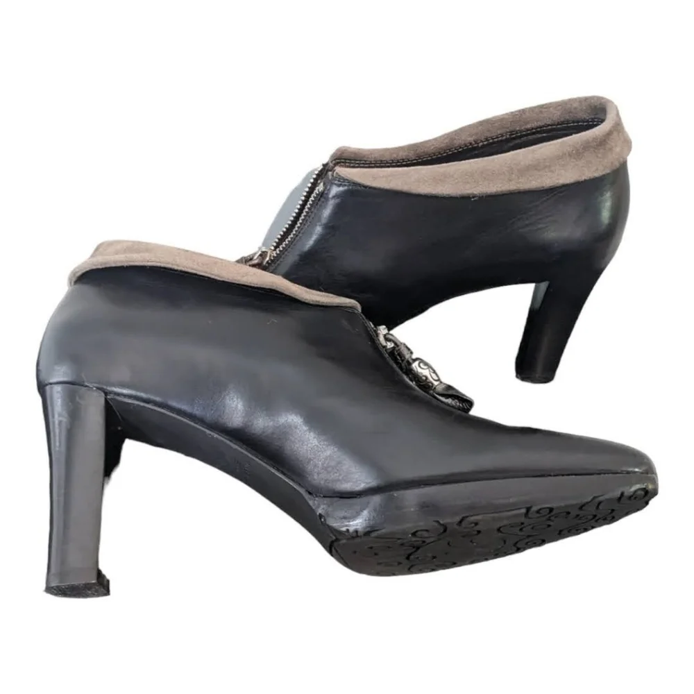 Brighton Black Leather Front Zipper Heeled Bootie 8.5